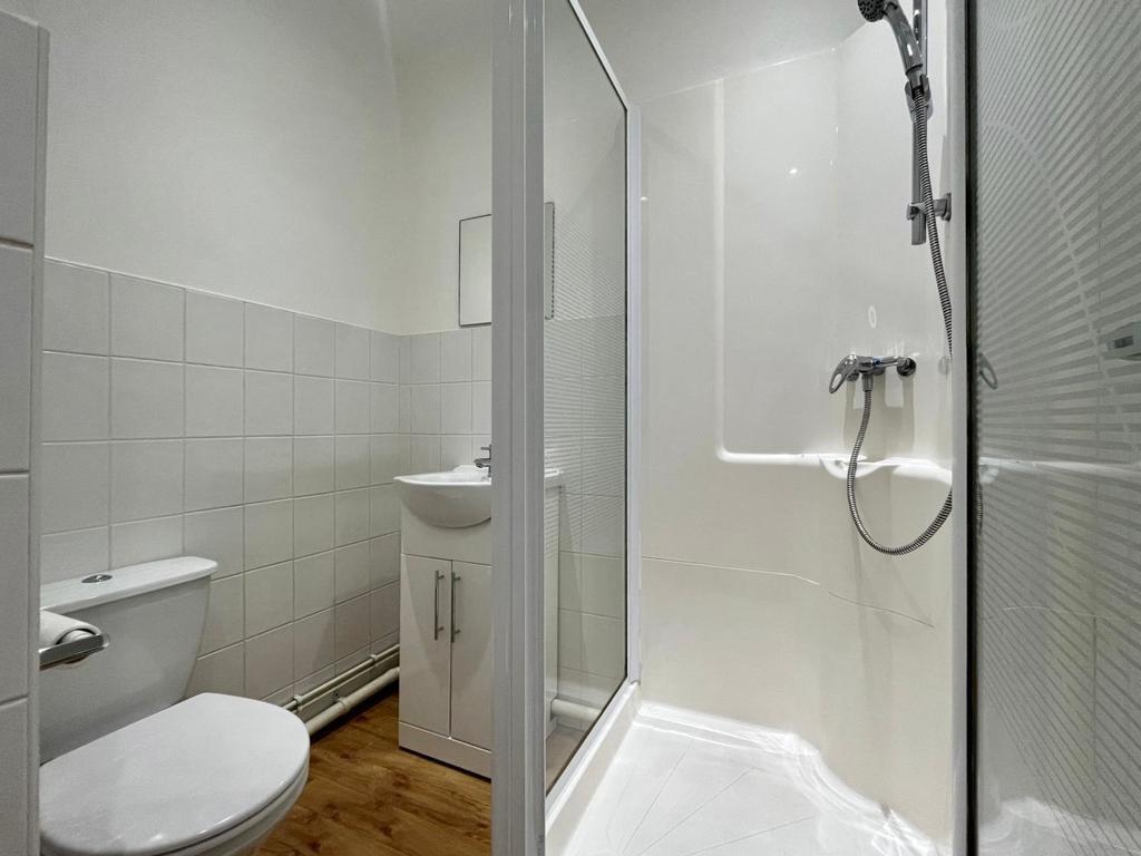 Bathroom 2.jpg