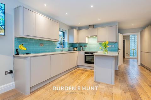 2 bedroom apartment for sale, High Street, Wanstead E11