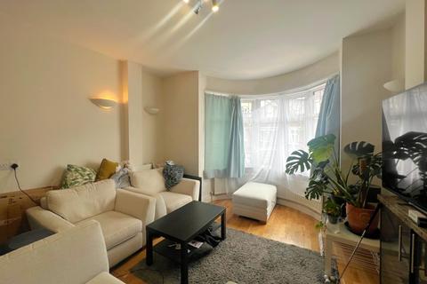 3 bedroom flat to rent, Montana Road, Tooting Bec, SW17