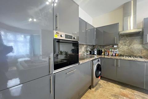 3 bedroom flat to rent, Montana Road, Tooting Bec, SW17