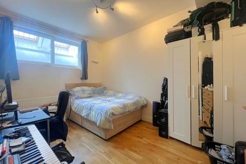 3 bedroom flat to rent, Montana Road, Tooting Bec, SW17
