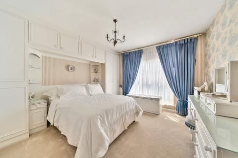 2 bedroom flat for sale, Stonegrove, Peters Lodge, HA8