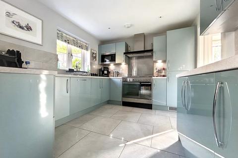 6 Vesta Close, Blunsdon, Swindon, SN26 8AJ