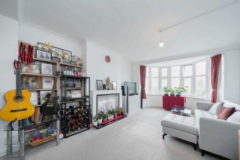 2 bedroom flat for sale, Quadrant Close, Hendon NW4