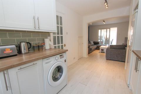 32 Caraway Place, Wallington, SM6 7AG