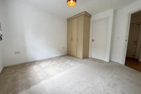 2 bedroom flat for sale, Hurworth Avenue, Slough SL3