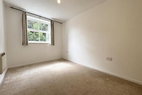 2 bedroom flat for sale, Hurworth Avenue, Slough SL3