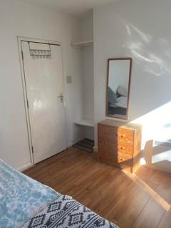 1 bedroom in a house share to rent, Chiswick High Road, Chiswick