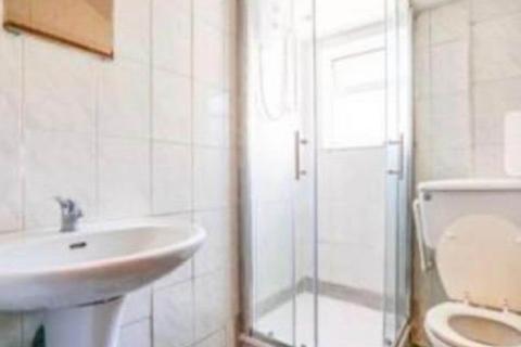 1 bedroom in a house share to rent, Chiswick High Road, Chiswick