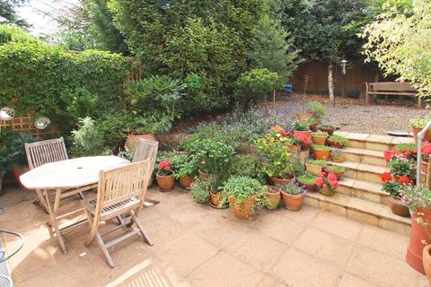 8 Hollycroft Close, South Croydon, CR2 7FE