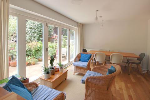 8 Hollycroft Close, South Croydon, CR2 7FE