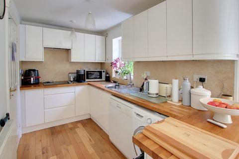 8 Hollycroft Close, South Croydon, CR2 7FE