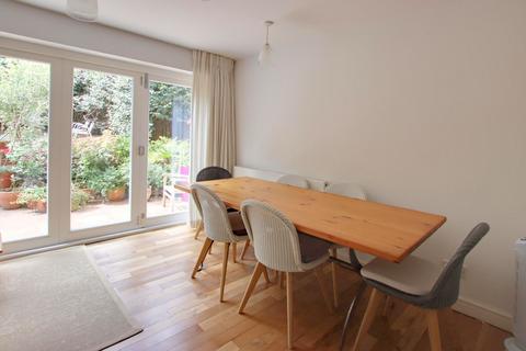 8 Hollycroft Close, South Croydon, CR2 7FE