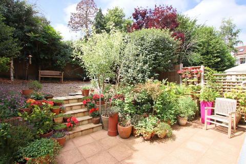 8 Hollycroft Close, South Croydon, CR2 7FE