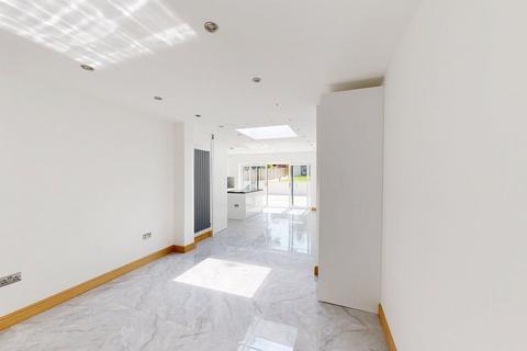 5 bedroom detached house to rent, Hampermill Lane, Watford, WD19