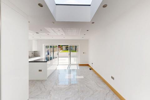 5 bedroom detached house to rent, Hampermill Lane, Watford, WD19