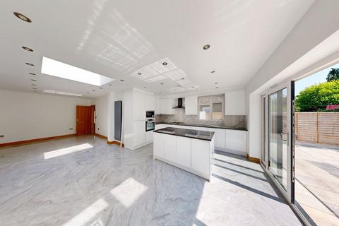 5 bedroom detached house to rent, Hampermill Lane, Watford, WD19