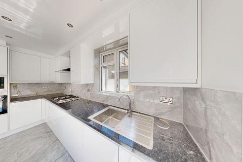 5 bedroom detached house to rent, Hampermill Lane, Watford, WD19