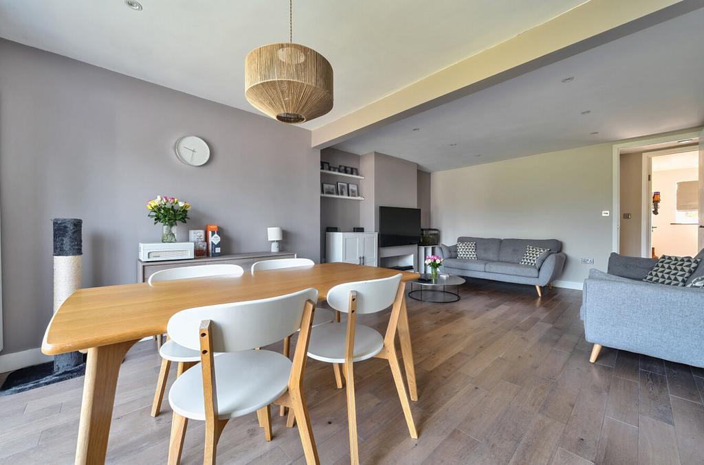 Lounge / Dining Area
