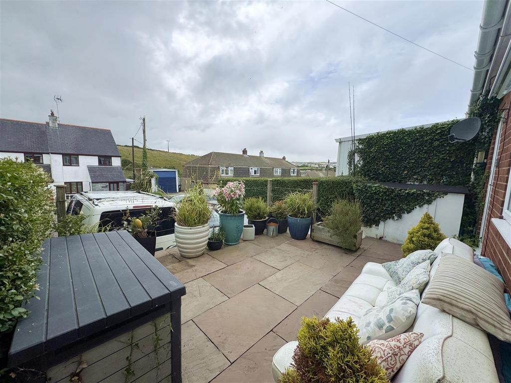 Front Garden(Parking in front)