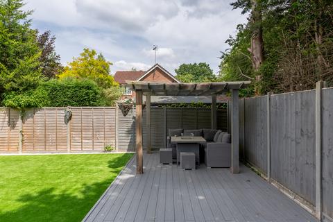 6 Toronto Drive, Smallfield, Horley, RH6 9RB