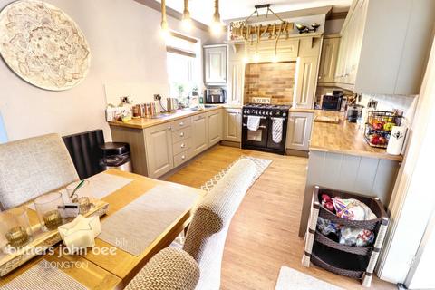 4 bedroom semi-detached house for sale, Dilhorne Road, Stoke-On-Trent