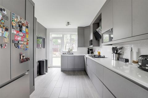 90 Greythorn Drive, West Bridgford, Nottingham, NG2 7GB