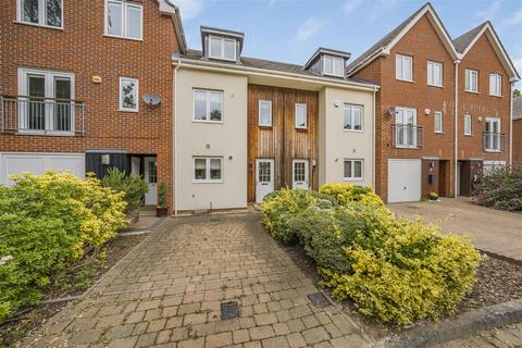 4 Brook Avenue, Ascot, SL5 7SG