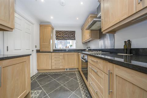 4 Brook Avenue, Ascot, SL5 7SG
