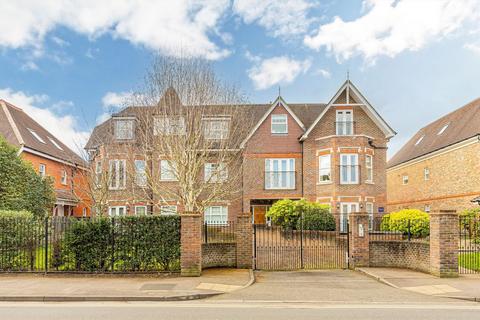 2 bedroom flat to rent, Oatlands Chase, Weybridge KT13