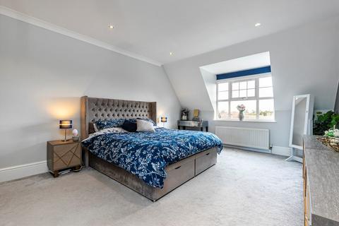 2 bedroom flat to rent, Oatlands Chase, Weybridge KT13