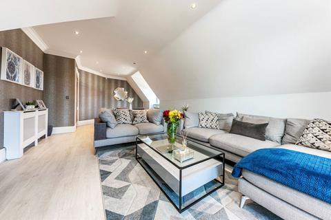 2 bedroom flat to rent, Oatlands Chase, Weybridge KT13