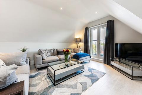 2 bedroom flat to rent, Oatlands Chase, Weybridge KT13