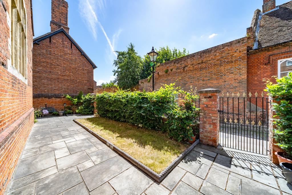 14-Pebble-Court-Front-06855