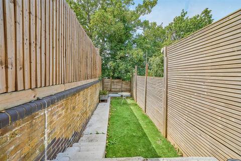 3 bedroom flat for sale, Eastcombe Avenue, London SE7