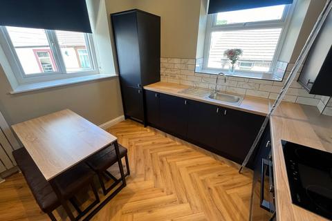 3 bedroom flat to rent, Westbury Street, Swansea
