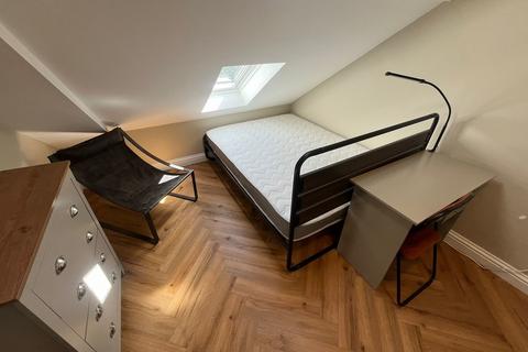 3 bedroom flat to rent, Westbury Street, Swansea