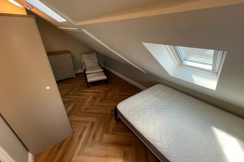 3 bedroom flat to rent, Westbury Street, Swansea