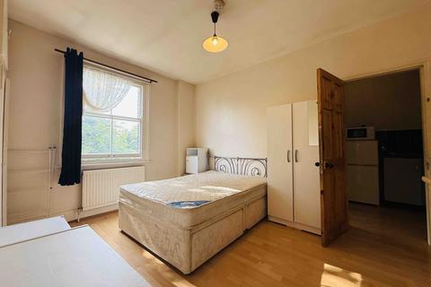 1 bedroom in a house share to rent, Trafalgar Avenue, London SE15