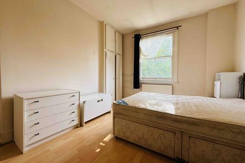 1 bedroom in a house share to rent, Trafalgar Avenue, London SE15