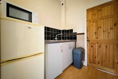 1 bedroom in a house share to rent, Trafalgar Avenue, London SE15