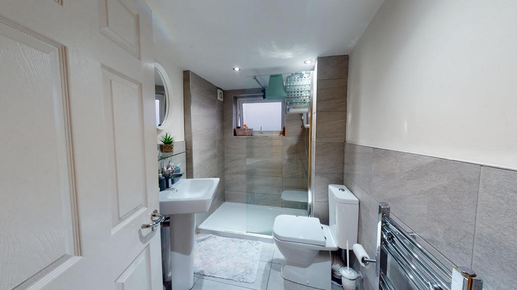 A beautifully designed and clean bathroom featu...