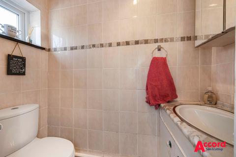 51 Walmer Close, Romford, RM7 8QH