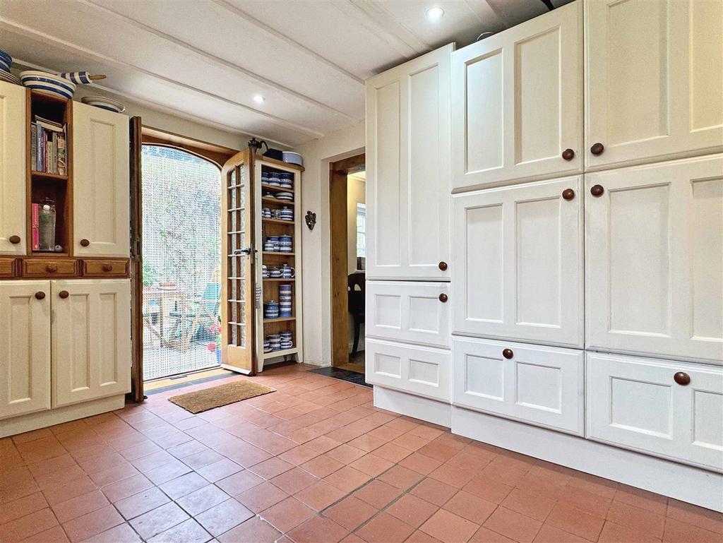 Kitchen e.jpg