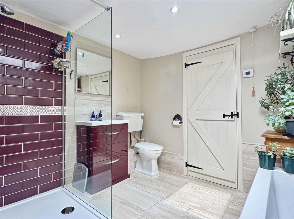 Bathroom b.jpg