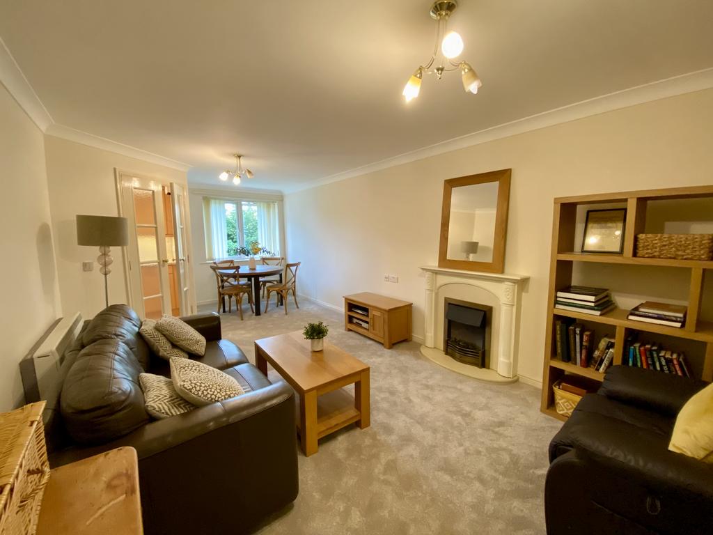 R Lounge.JPG
