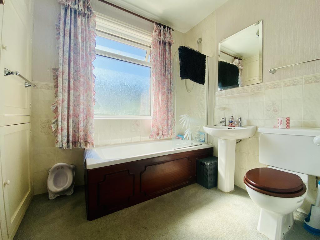 Fairlee bathroom