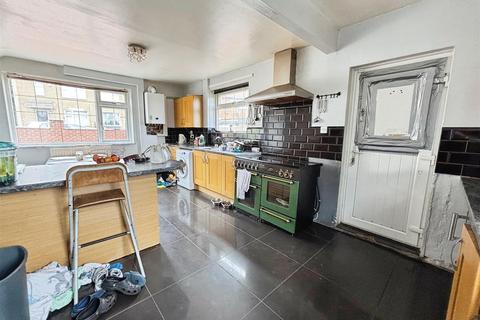 3 bedroom semi-detached house for sale, Grayswood Crescent, Bradford BD4
