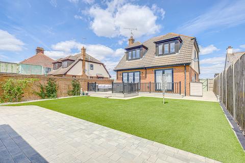 4 bedroom detached house for sale, Farm View, Rayleigh, SS6