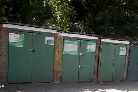 Garage to rent, The Glade, London N21